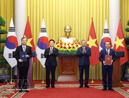 Vietnam, RoK leaders witness exchange of cooperation documents